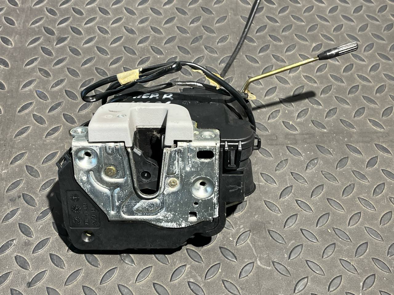 Замок двери передний правый Mercedes C/W203 2000-2008