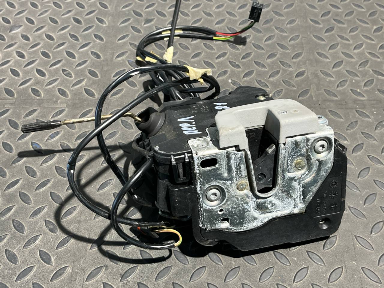 Замок двери передний левый Mercedes C/W203 2000-2008