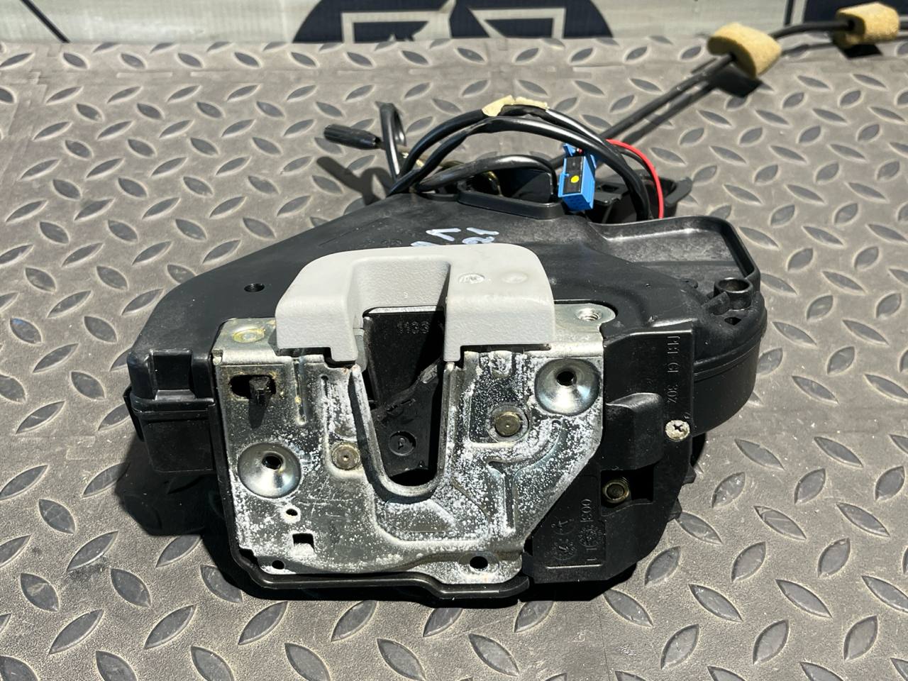 Замок двери задний левый Mercedes C/W203 2000-2008