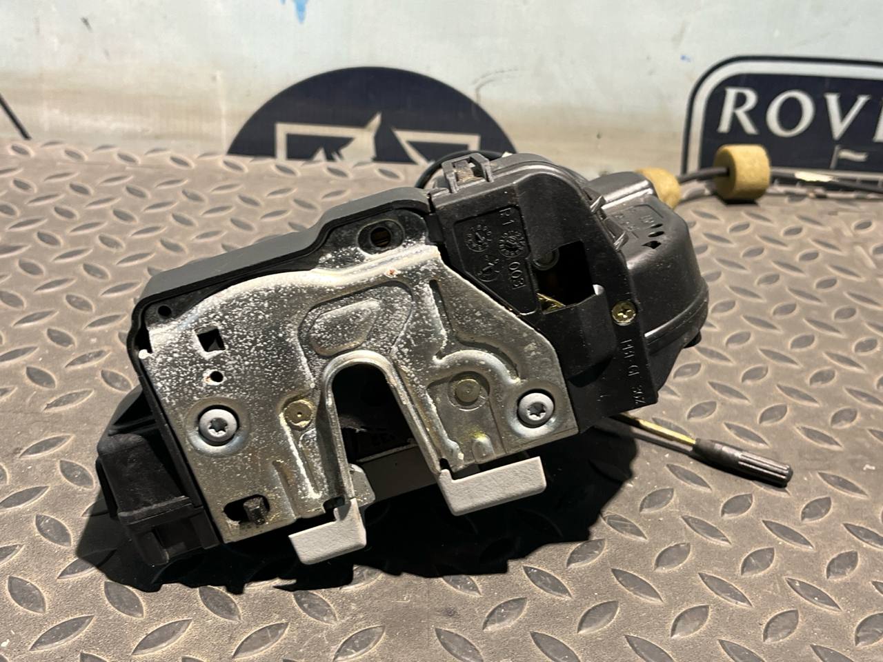 Замок двери задний правый Mercedes C/W203 2000-2008