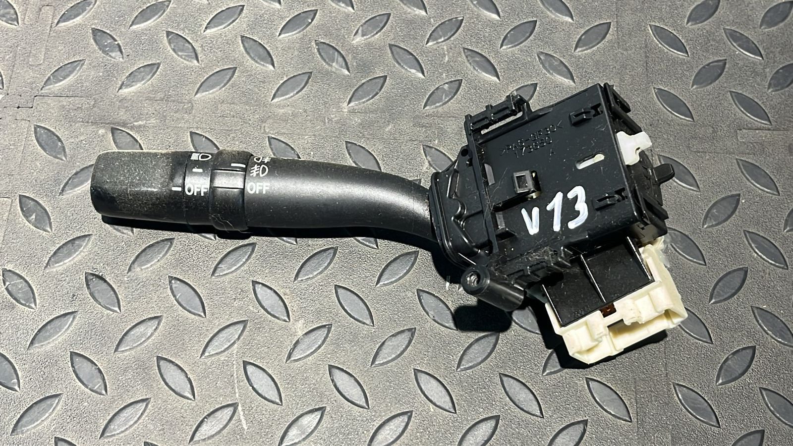 Переключатель поворотов Toyota Avensis/2 2003-2009