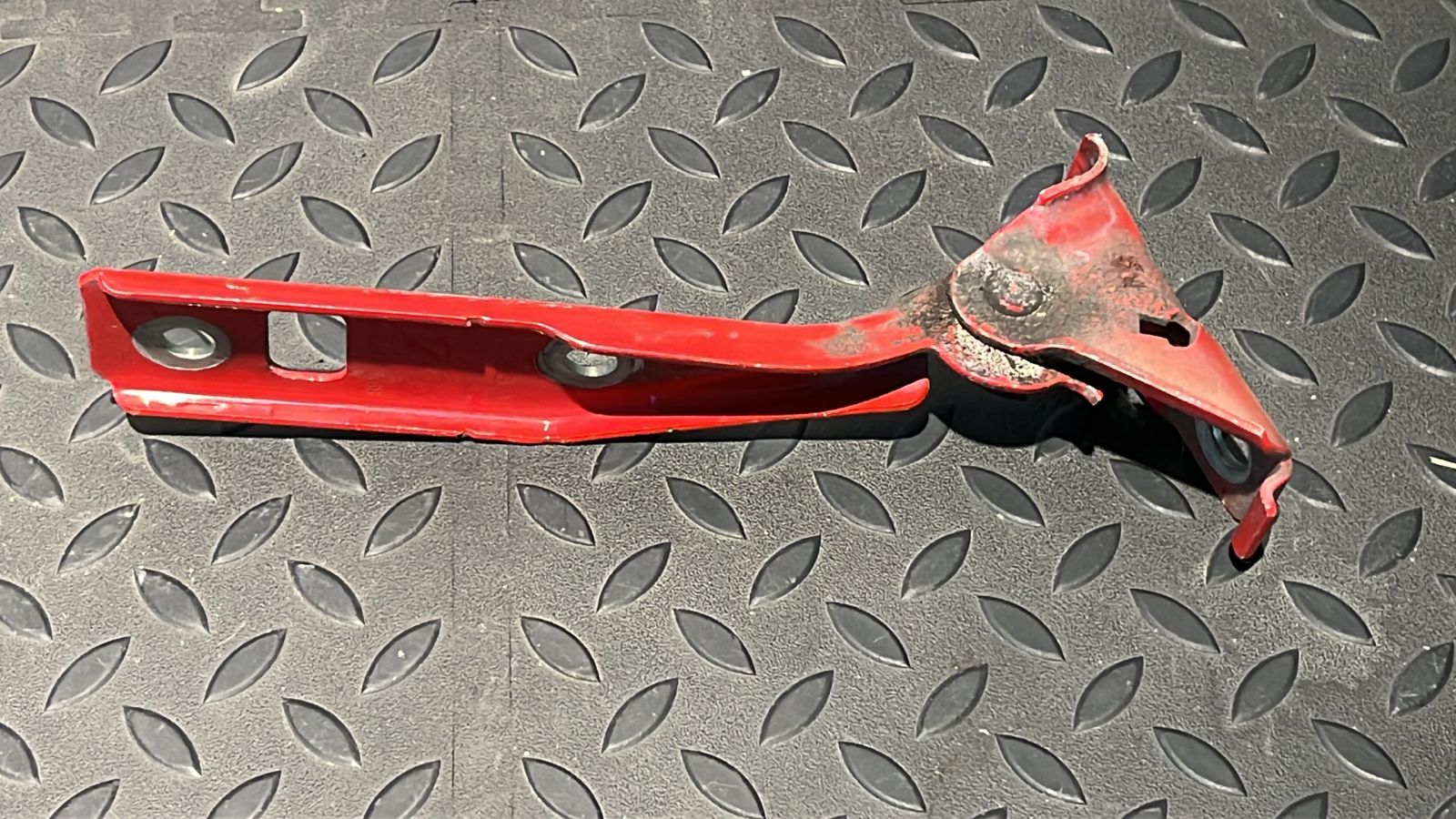 Петля капота левая Volkswagen Golf/4 1997-2006