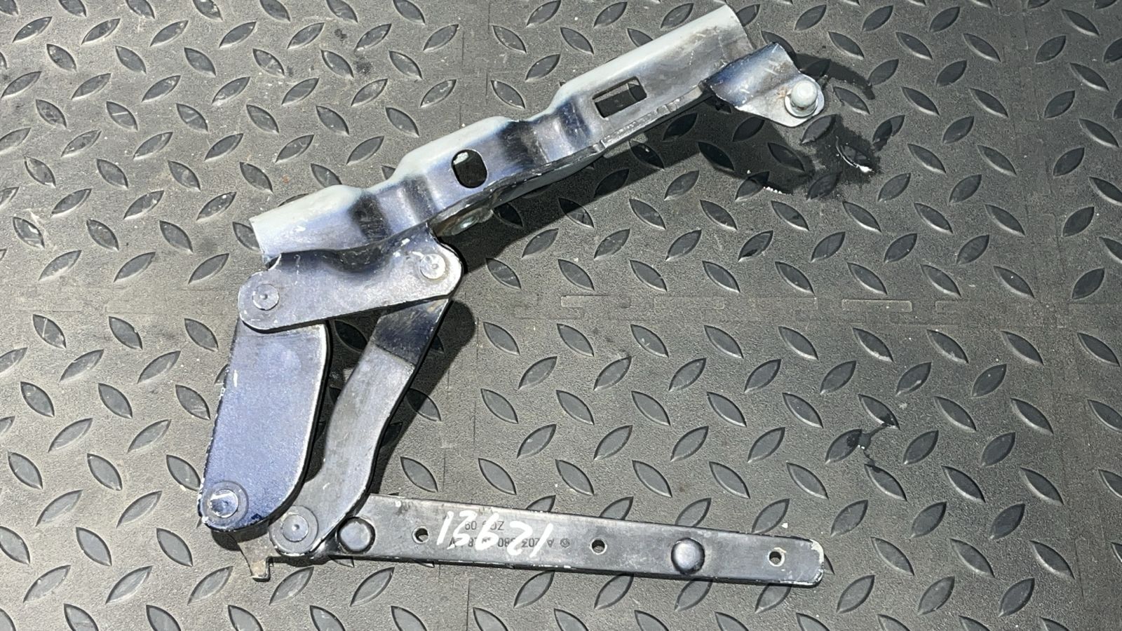 Петля капота правая Mercedes C/W203 2000-2008