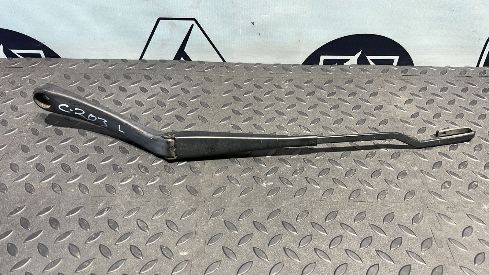 Поводок стеклоочистителя левый Mercedes C/W203 2000-2008