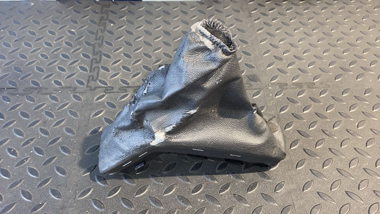 Кожух рычага стояночного тормоза Opel Astra/H 2004-2014