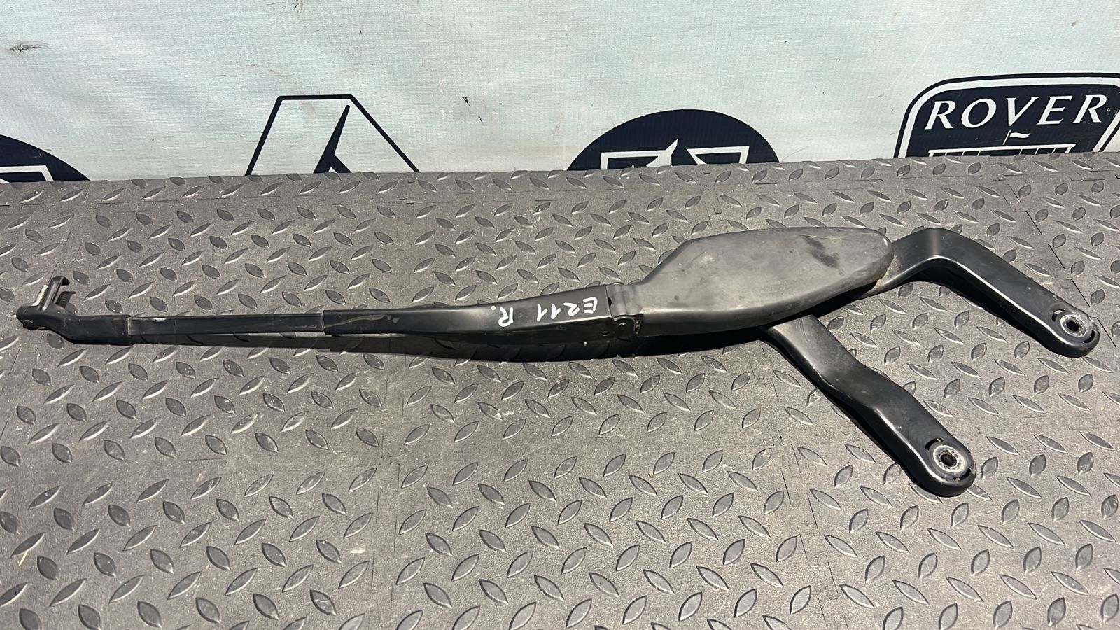 Поводок стеклоочистителя правый Mercedes E/W211 2002-2009