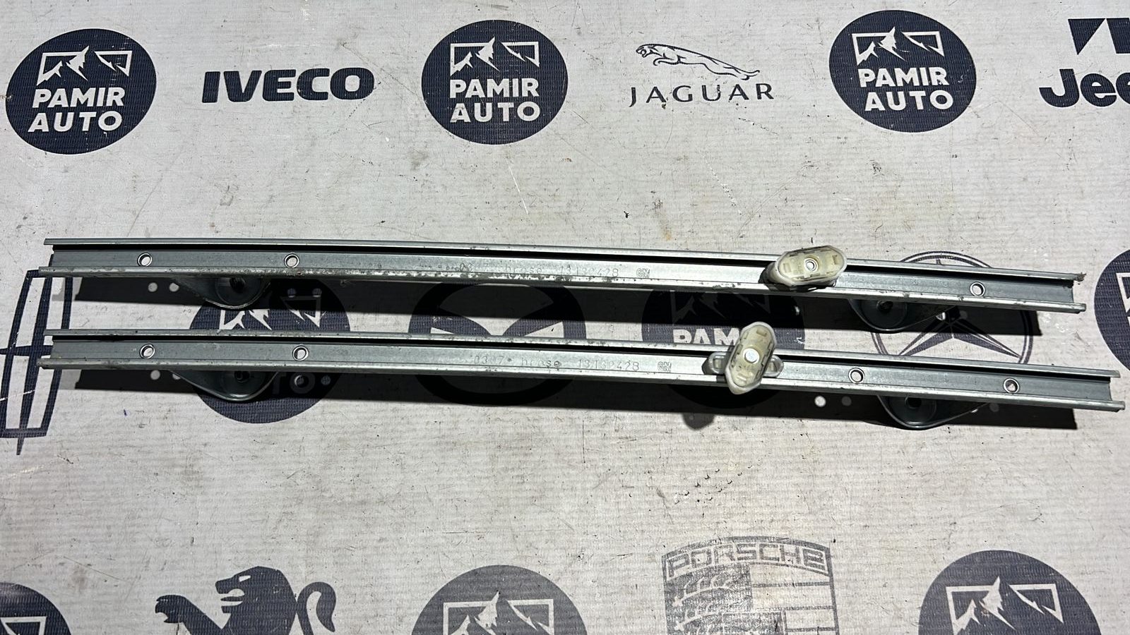 Направляющая стекла двери передняя Opel Zafira/B 2005-2014