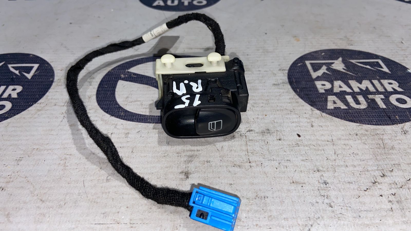 Кнопка стеклоподъемника передняя правая Mercedes C/W203 2000-2008