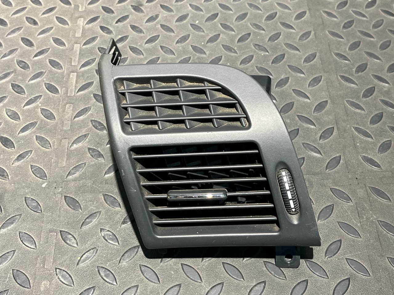 Дефлектор воздушный левый Mercedes E/W211 2002-2009