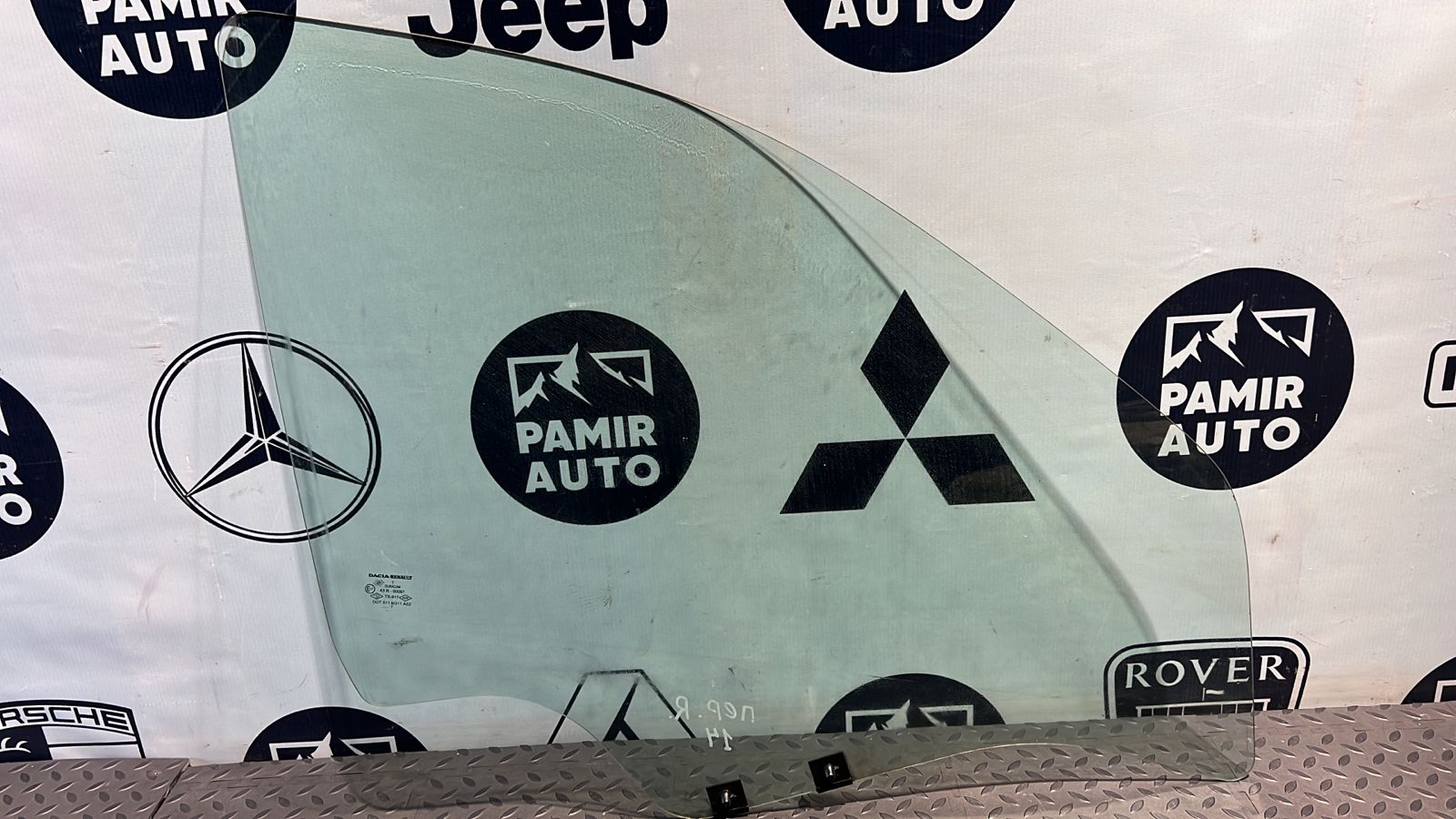 Стекло двери переднее правое Renault Logan 2004-2015