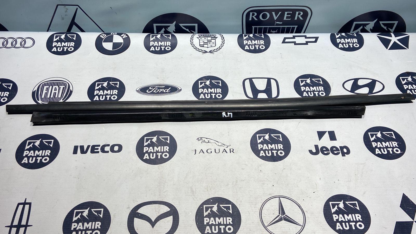 Уплотнитель двери передний правый Opel Zafira/B 2005-2014