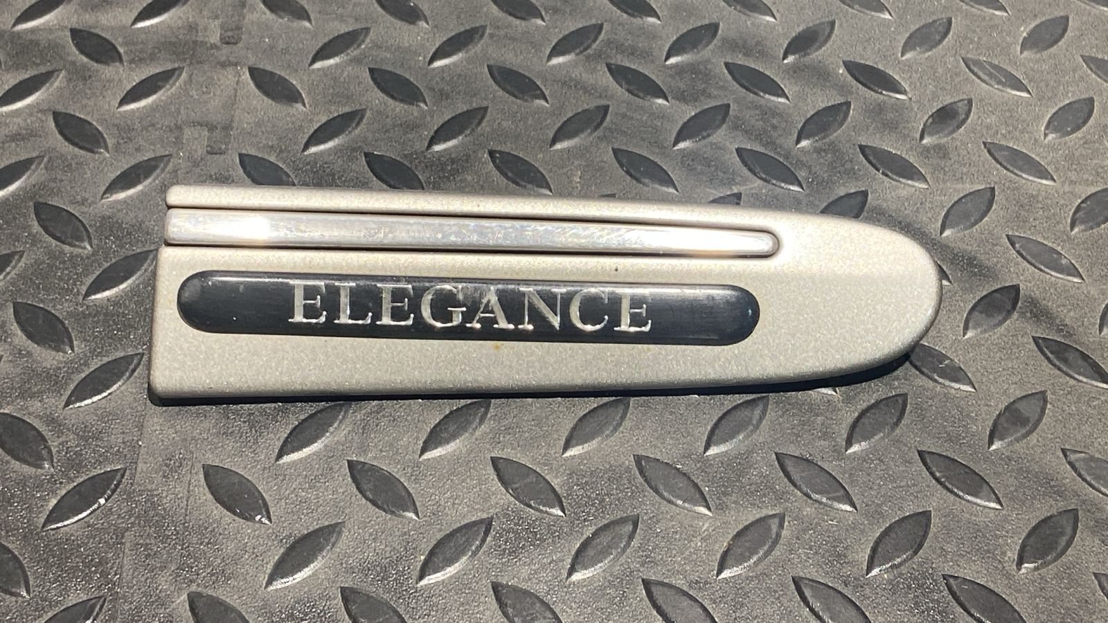 Молдинг крыла передний правый Mercedes E/W211 2002-2009