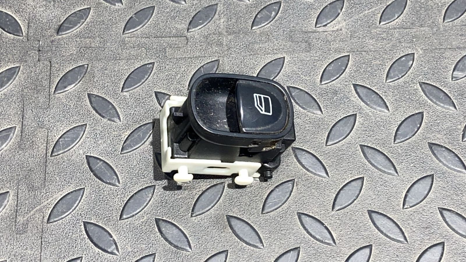 Кнопка стеклоподъемника передняя правая Mercedes C/W203 2000-2008