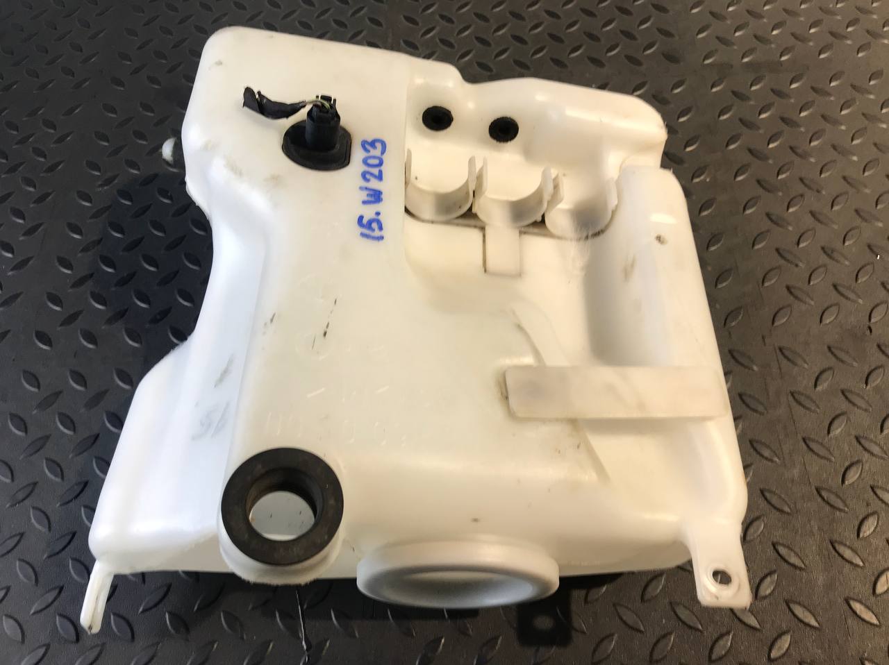 Бачок омывателя Mercedes C/W203 2000-2008