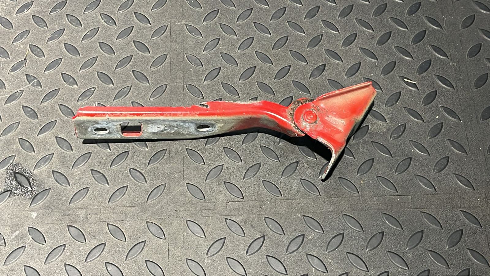 Петля капота правая Volkswagen Golf/4 1997-2006