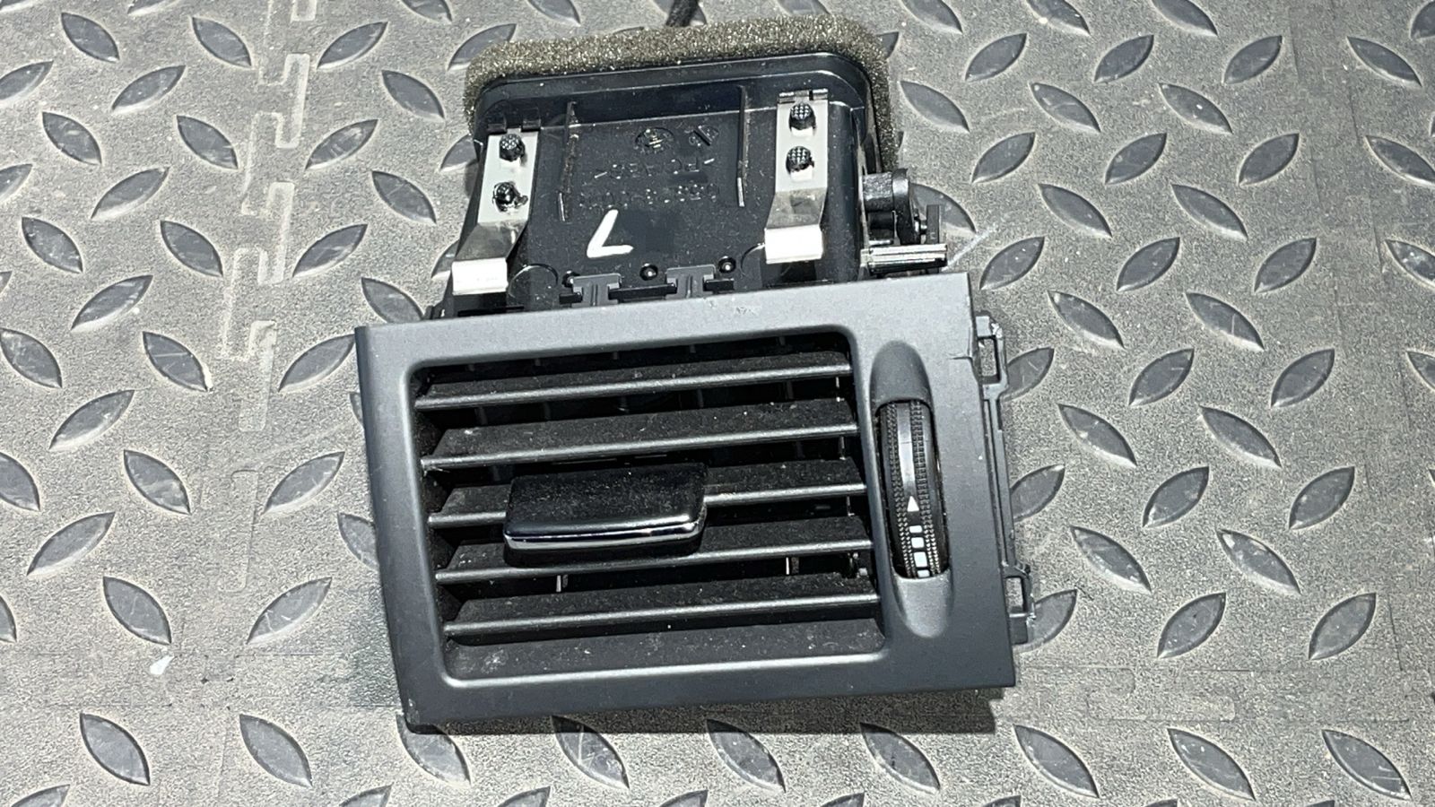 Дефлектор воздушный левый Mercedes C/W204 2006-2015