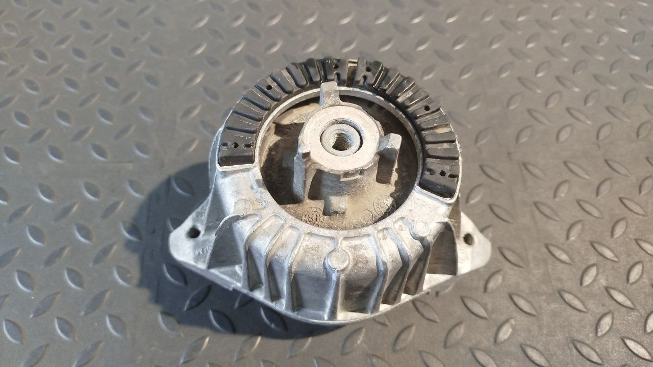 Опора двигателя Mercedes C/W204 2006-2015