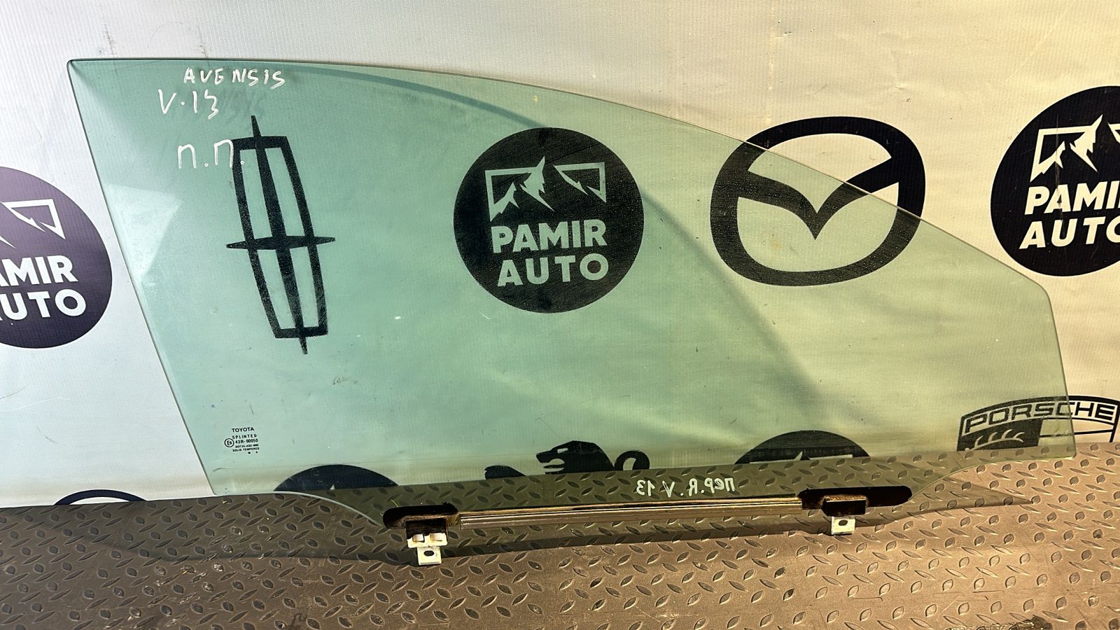 Стекло двери переднее правое Toyota Avensis/2 2003-2009