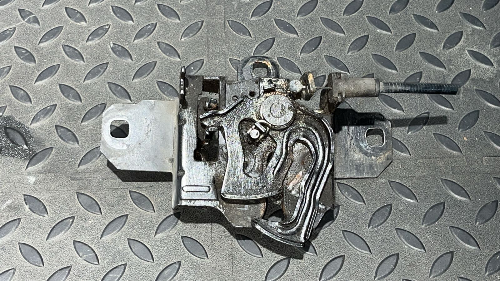 Замок капота Volkswagen Golf/4 1997-2006