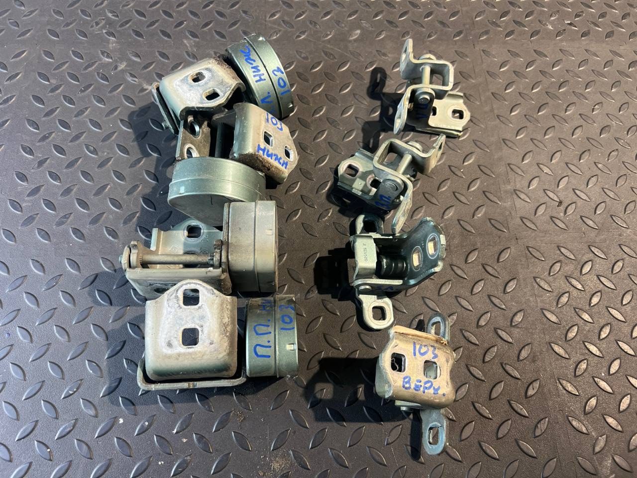 Петля двери Renault Scenic/2 2003-2009