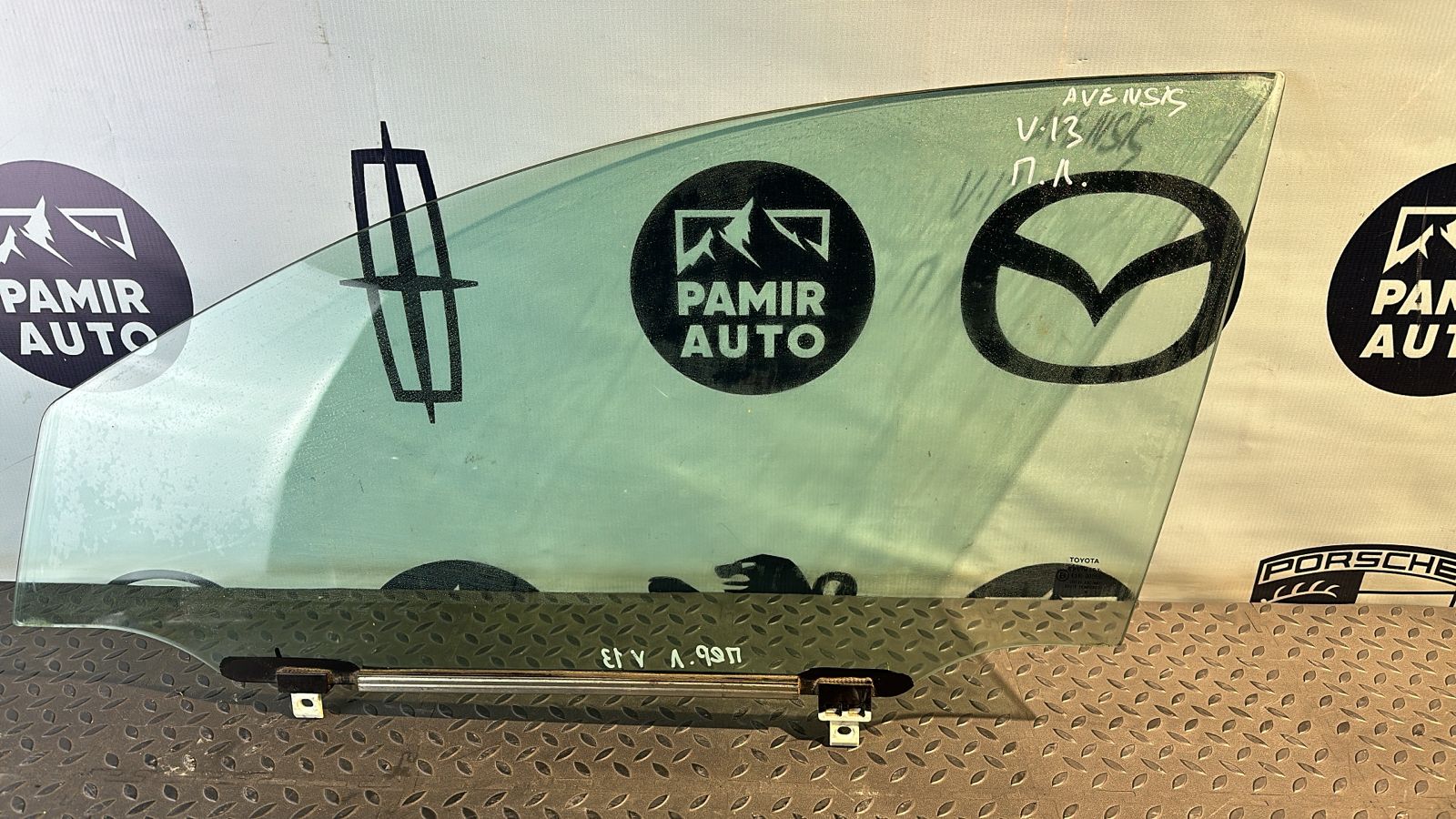 Стекло двери переднее левое Toyota Avensis/2 2003-2009