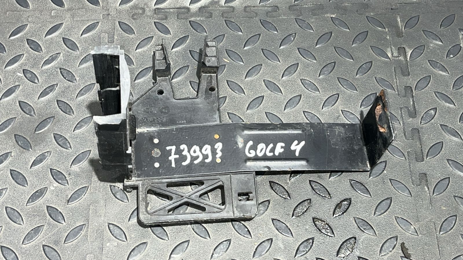 Кронштейн блока предохранителей Volkswagen Golf/4 1997-2006