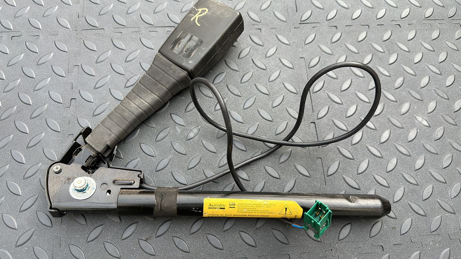 Ответная часть ремня безопасности передняя правая Opel Zafira/B 2005-2014