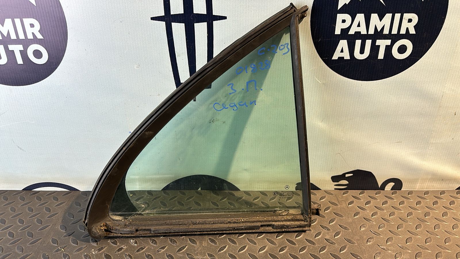 Форточка двери задняя правая Mercedes C/W203 2000-2008