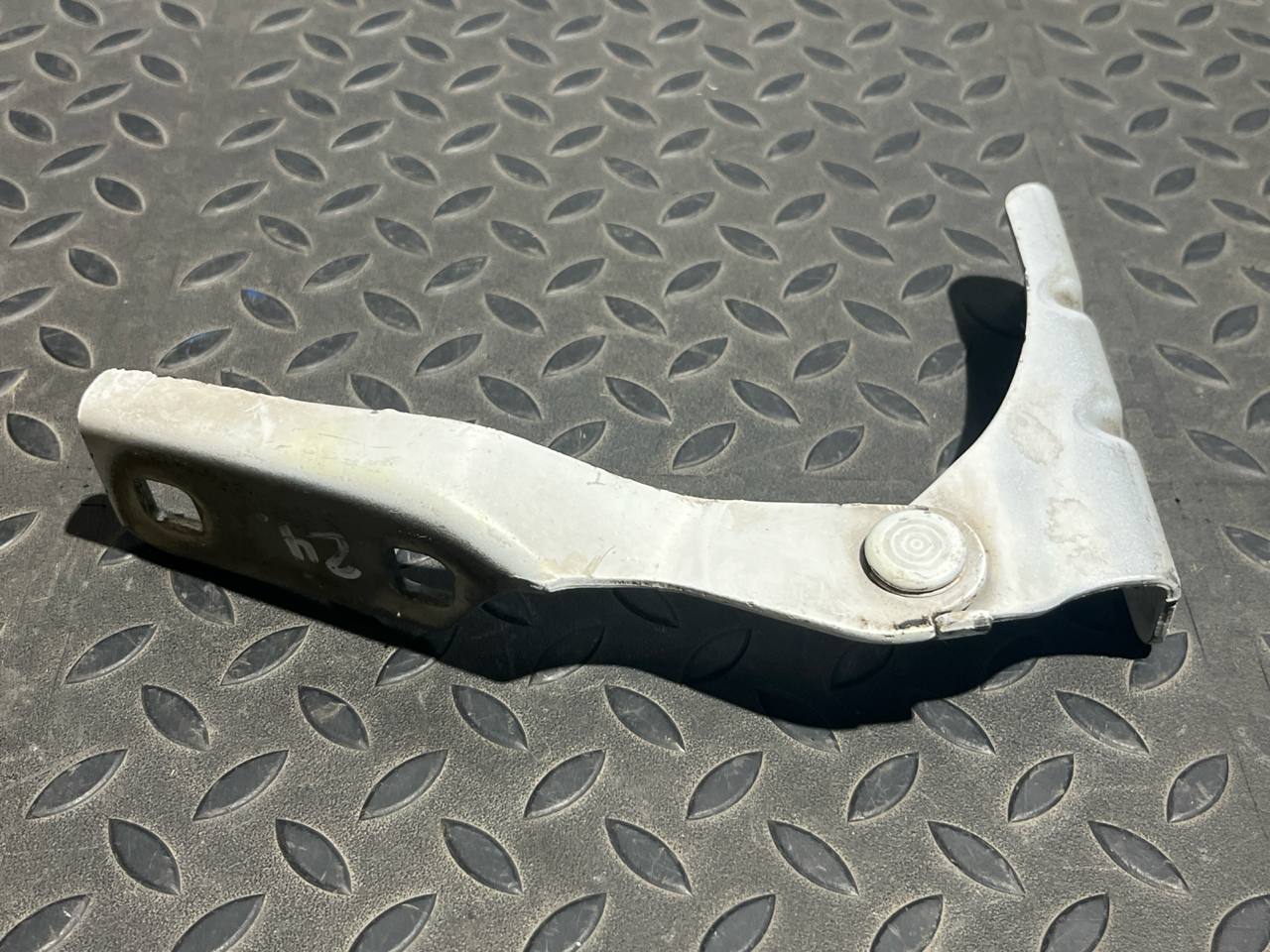 Петля капота левая Ford Transit 2006-2013