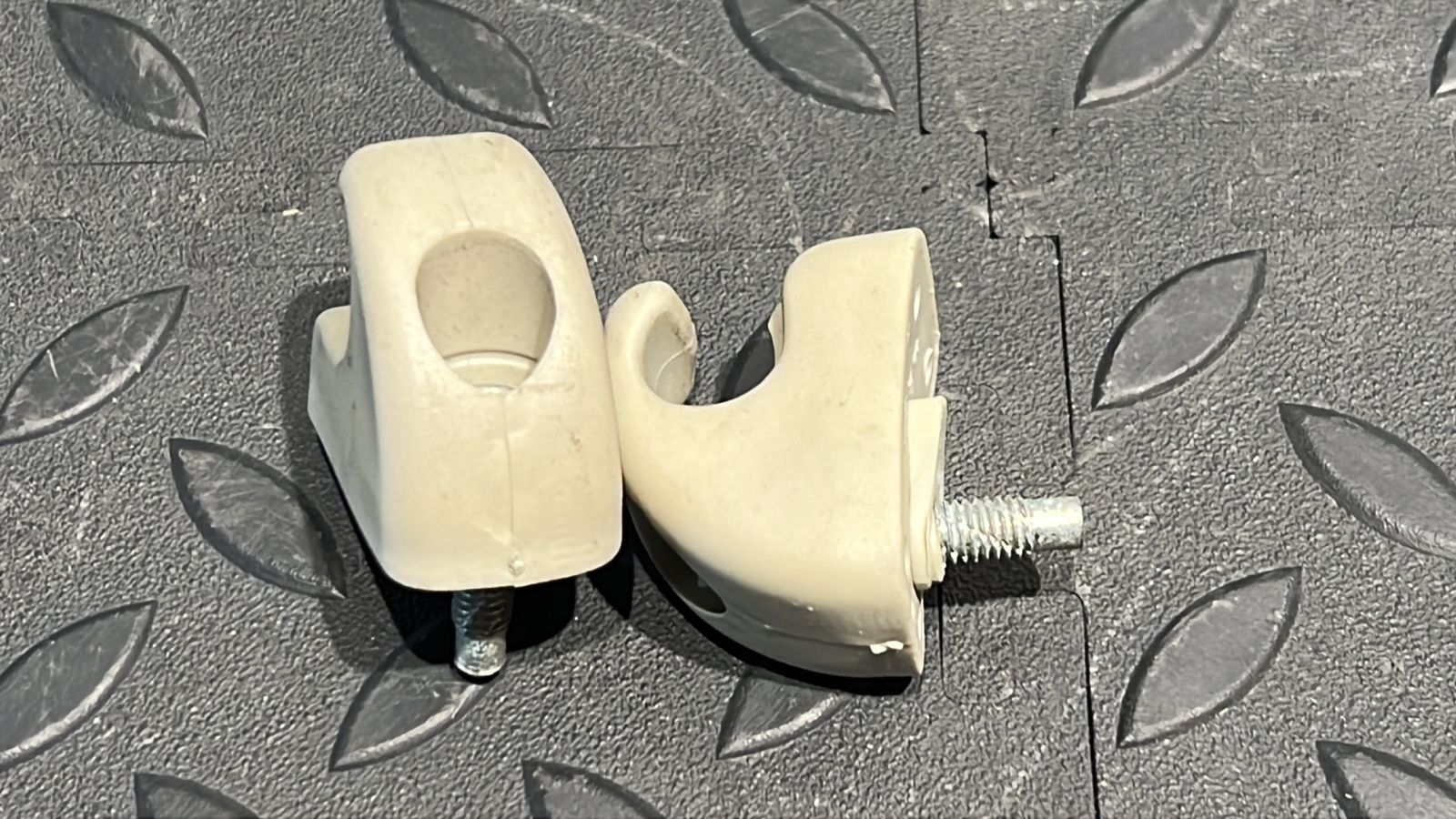 Крючок солнцезащитного козырька Land Rover Freelander 1998-2006