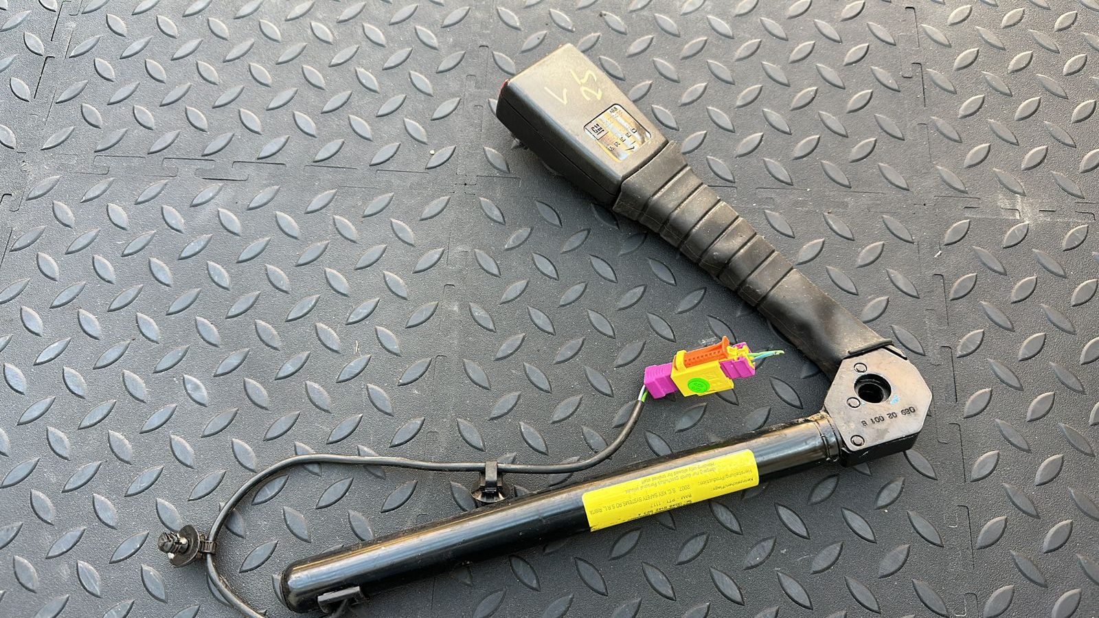 Ответная часть ремня безопасности передняя левая Opel Vectra/C 2002-2008