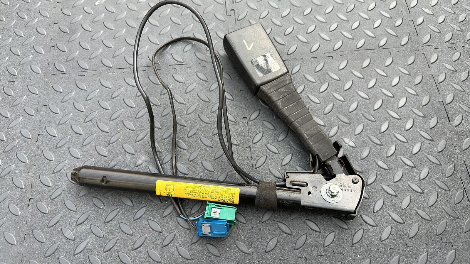 Ответная часть ремня безопасности передняя левая Opel Zafira/B 2005-2014