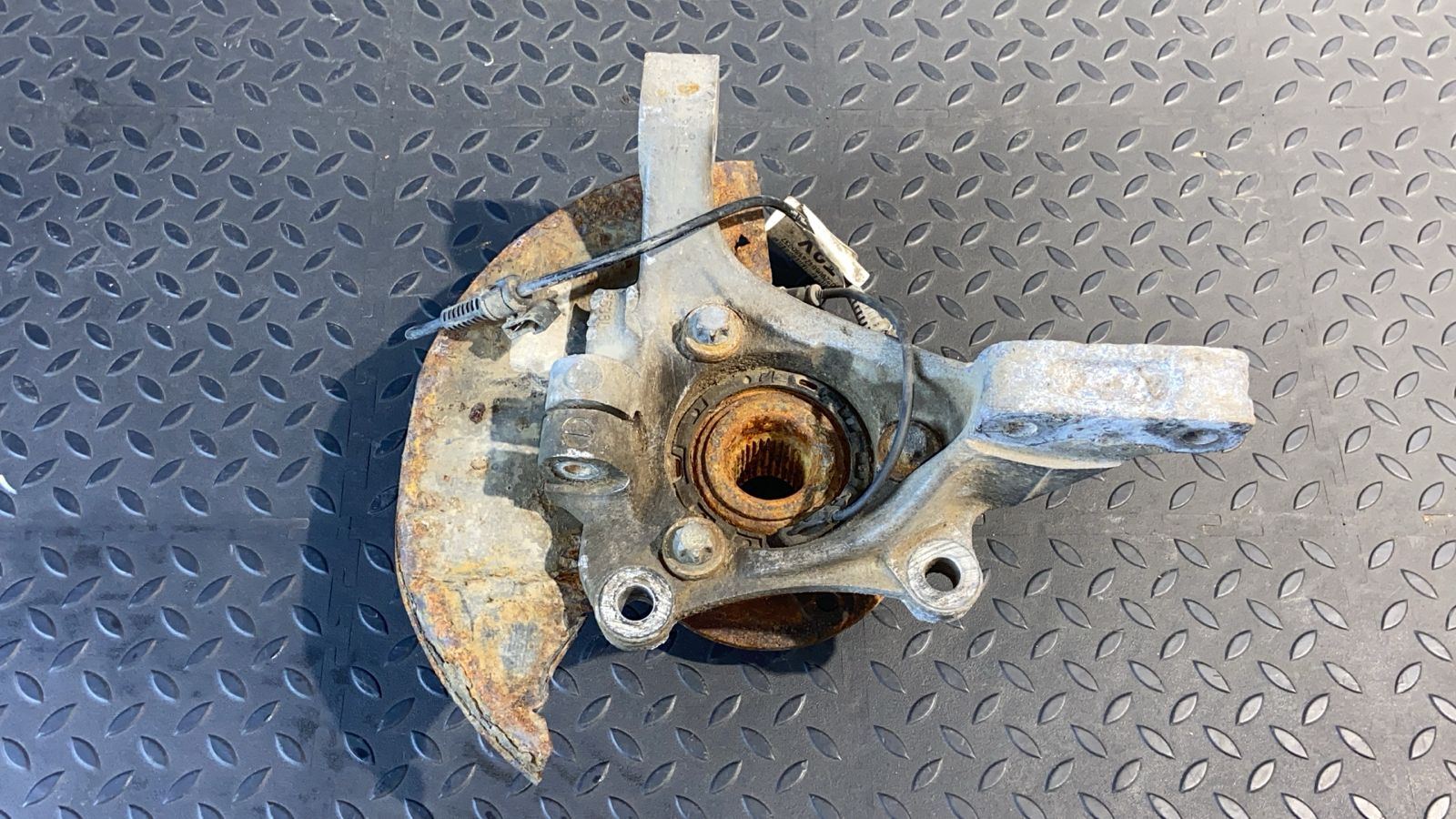 Кулак поворотный передний левый Opel Signum 2003-2008