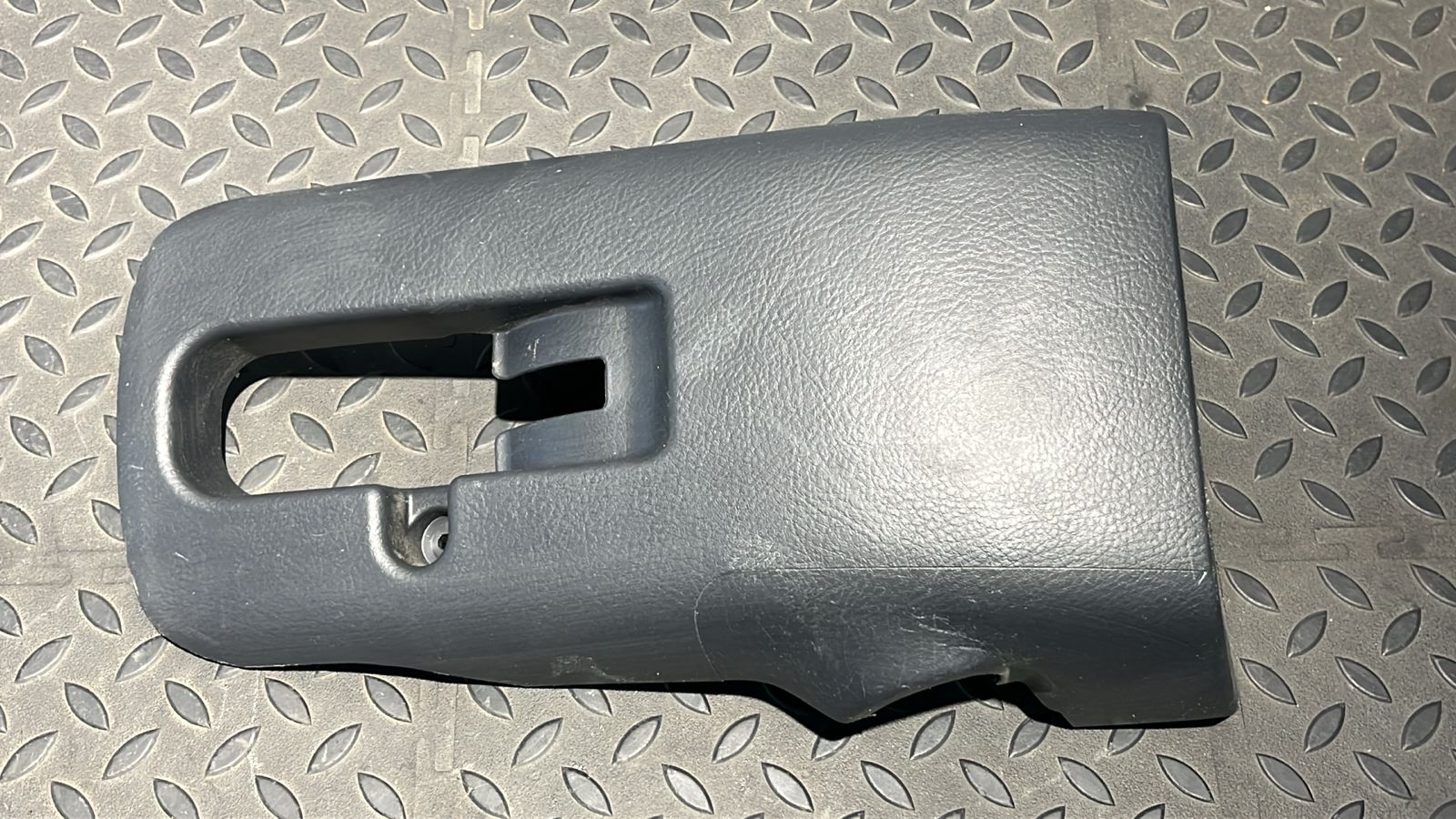 Кожух рулевой колонки нижний Toyota Avensis/2 2003-2009