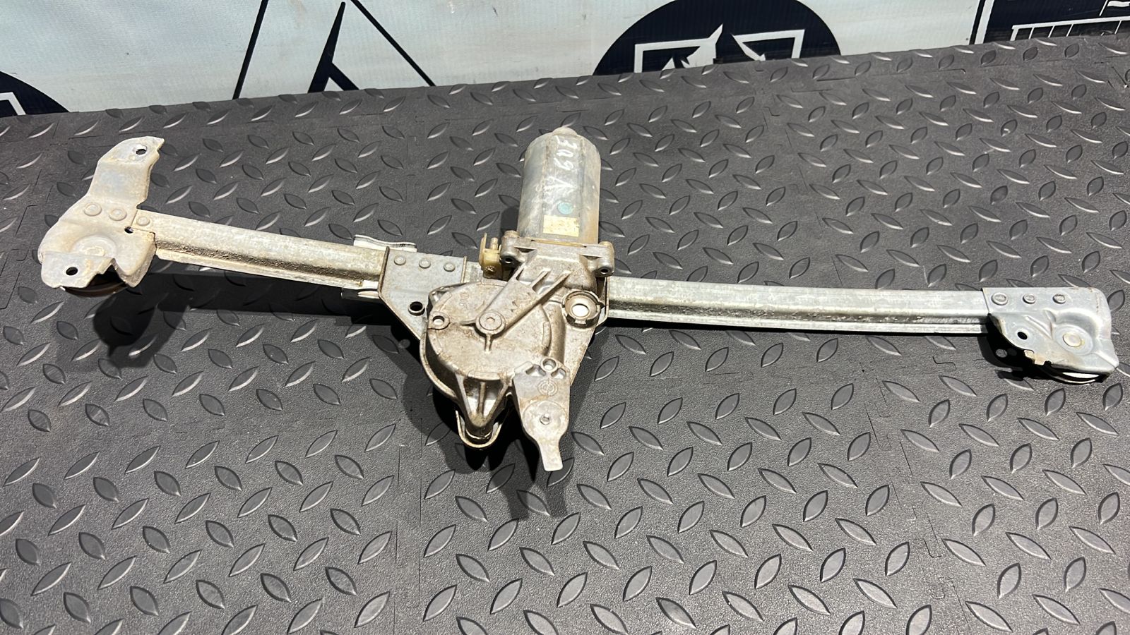 Моторчик стеклоподъемника задний левый Mercedes C/W202 1993-2001