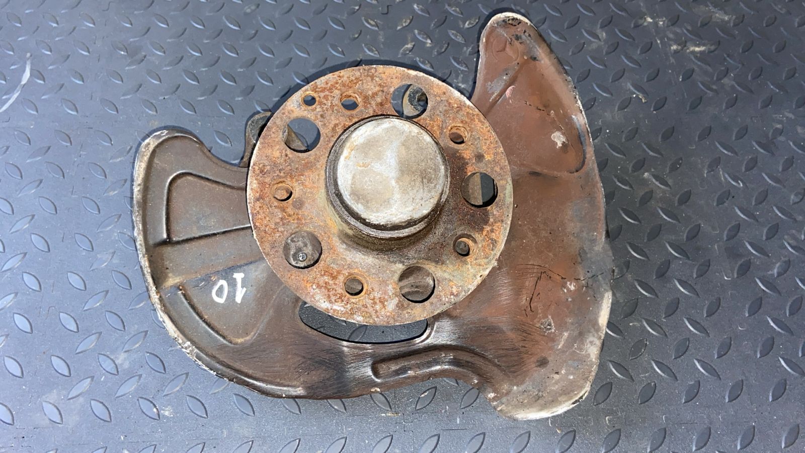 Кулак поворотный передний левый Mercedes C/W203 2000-2008