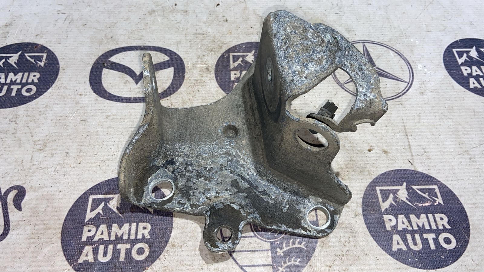 Кронштейн балки задний левый Renault Scenic/2 2003-2009