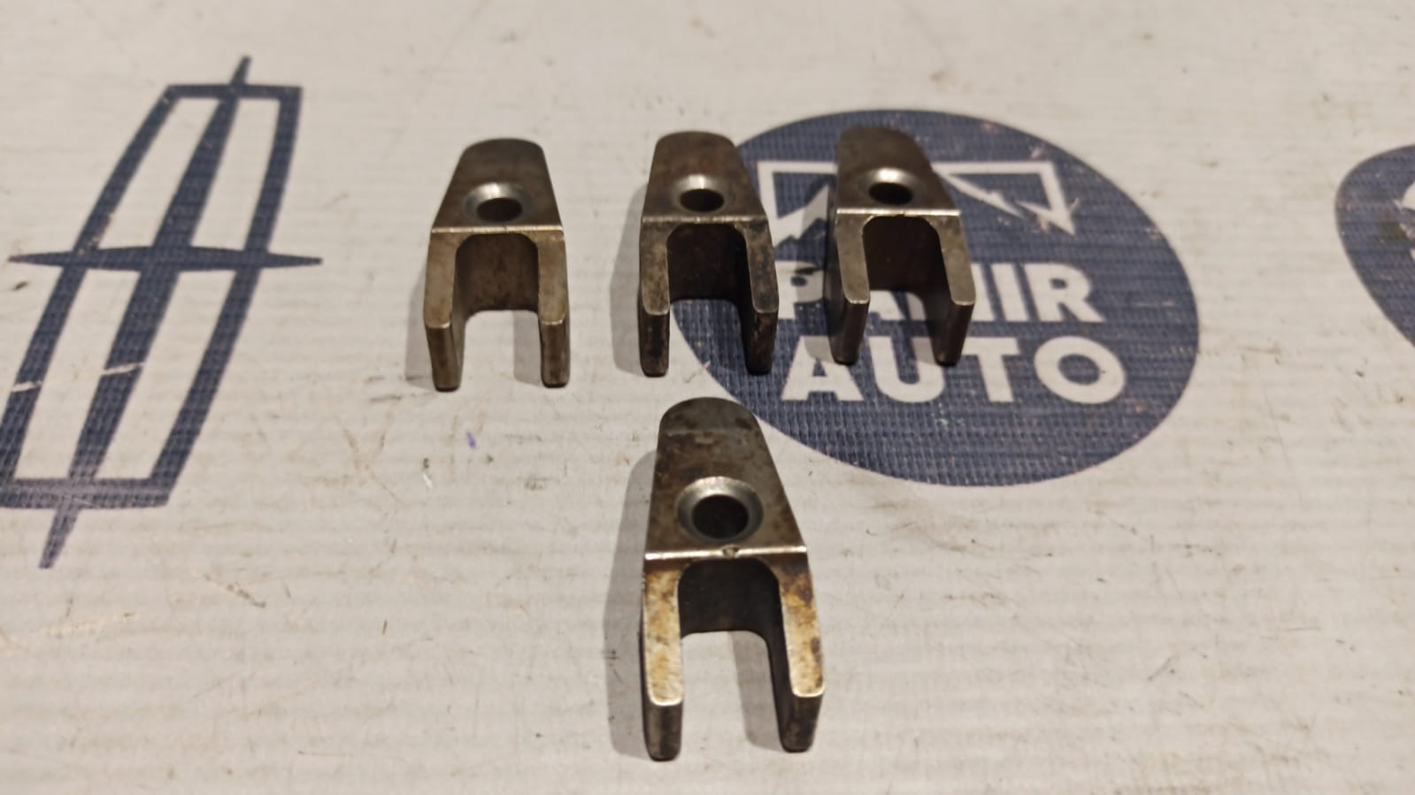 Кронштейн топливной форсунки Mercedes E/W211 2002-2009