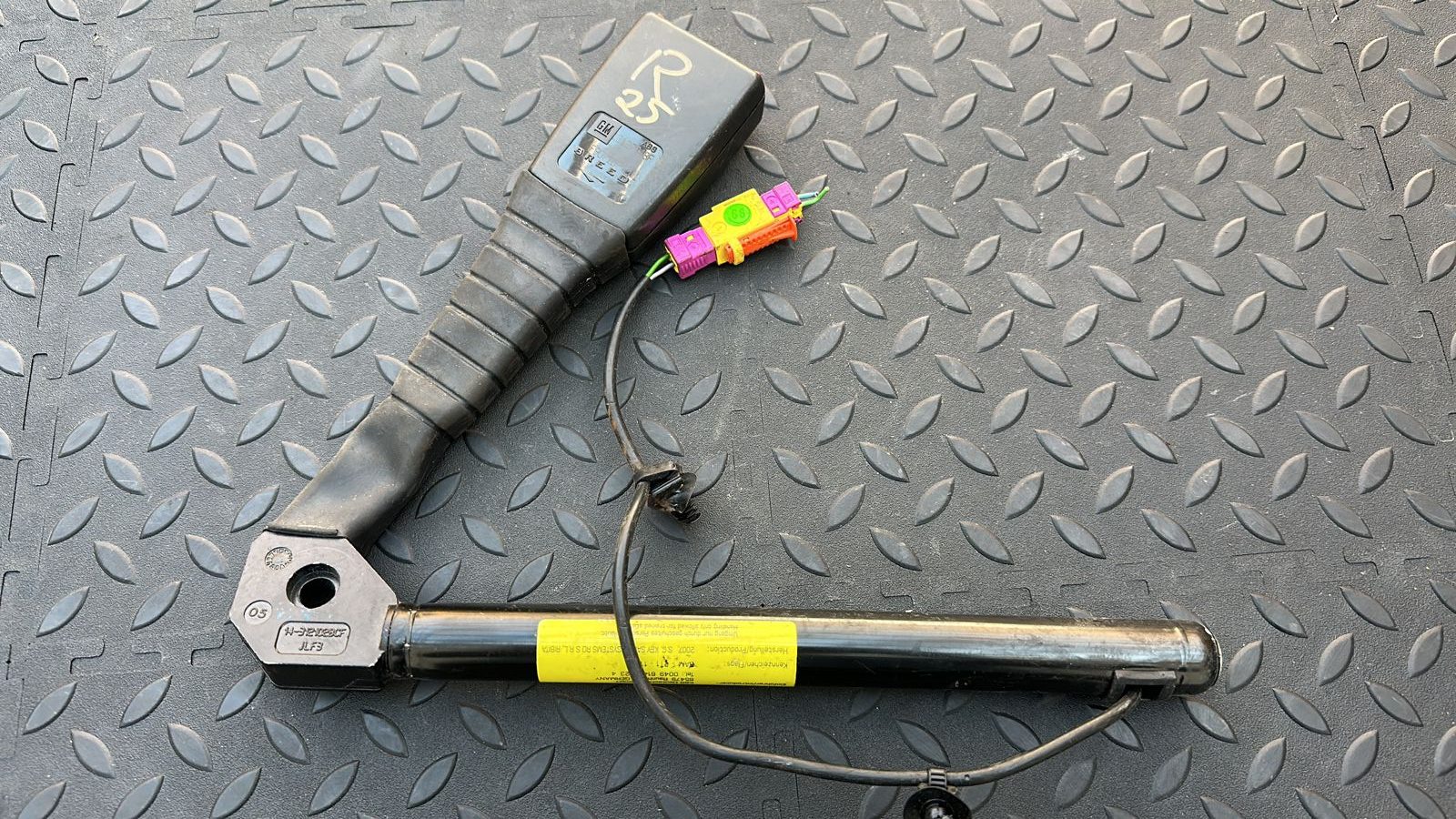 Ответная часть ремня безопасности передняя правая Opel Vectra/C 2002-2008