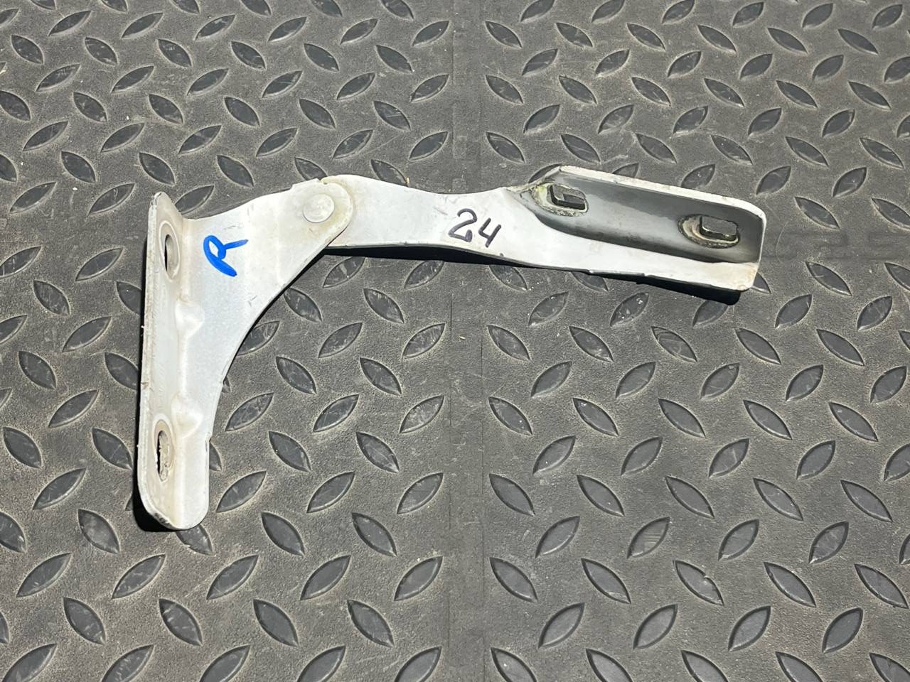 Петля капота правая Ford Transit 2006-2013