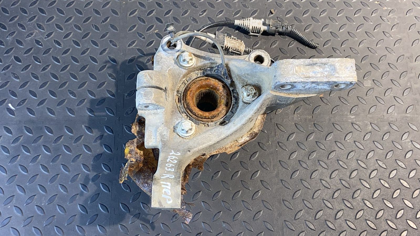 Кулак поворотный передний правый Opel Signum 2003-2008