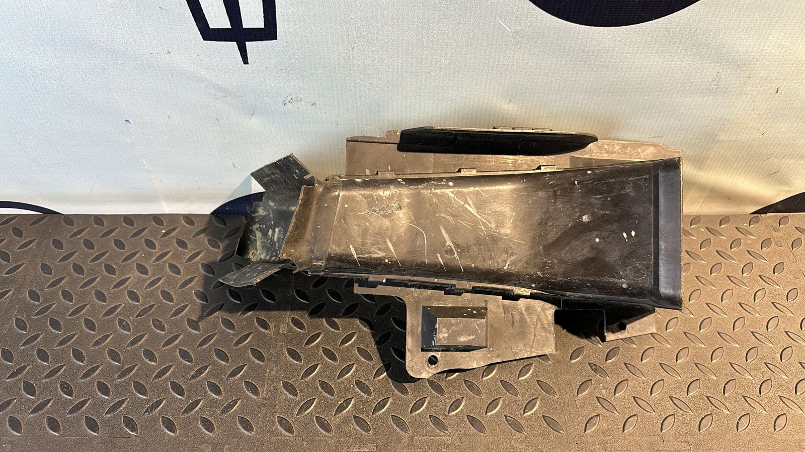 Воздуховод тормозной правый BMW 3/E46 1998-2007