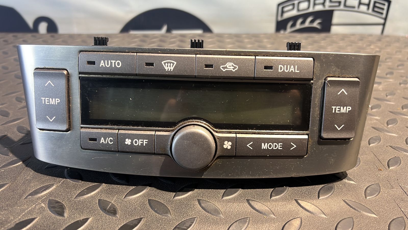 Блок управления климатом Toyota Avensis/2 2003-2009