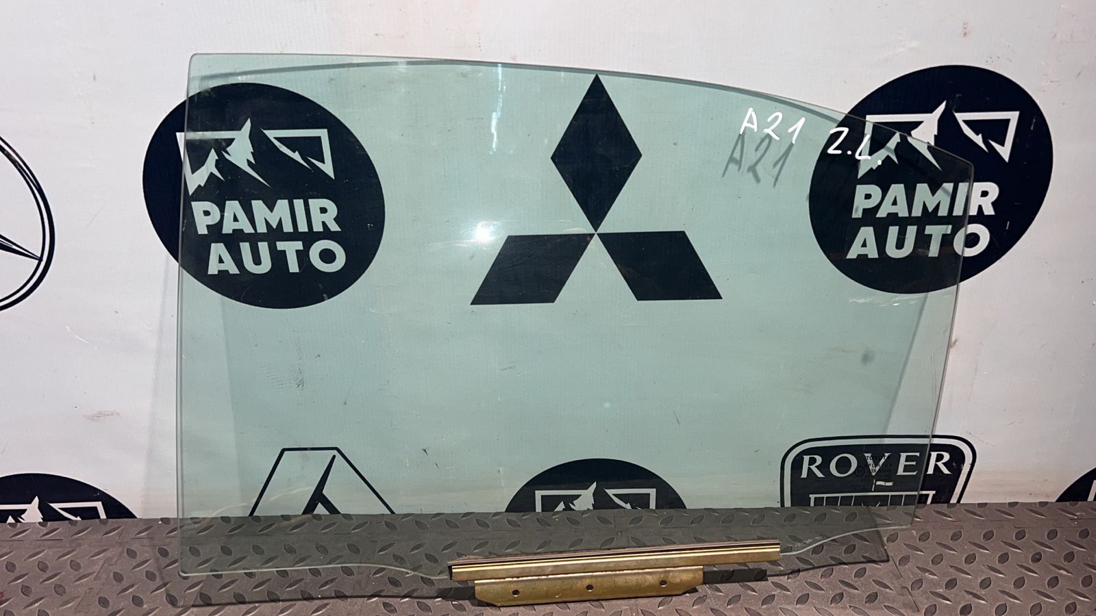 Стекло двери заднее левое Toyota Avensis/2 2003-2009