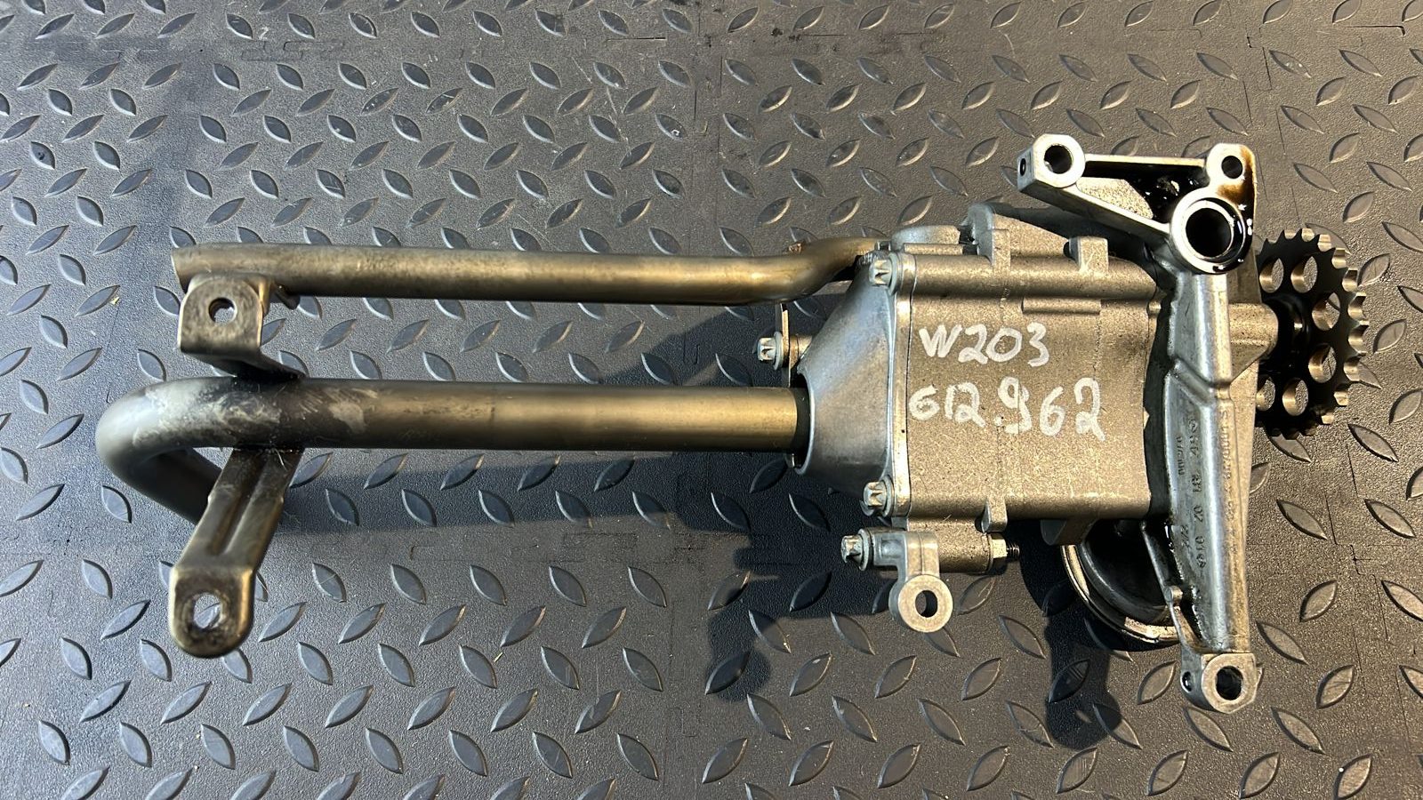 Насос масляный Mercedes C/W203 2000-2008