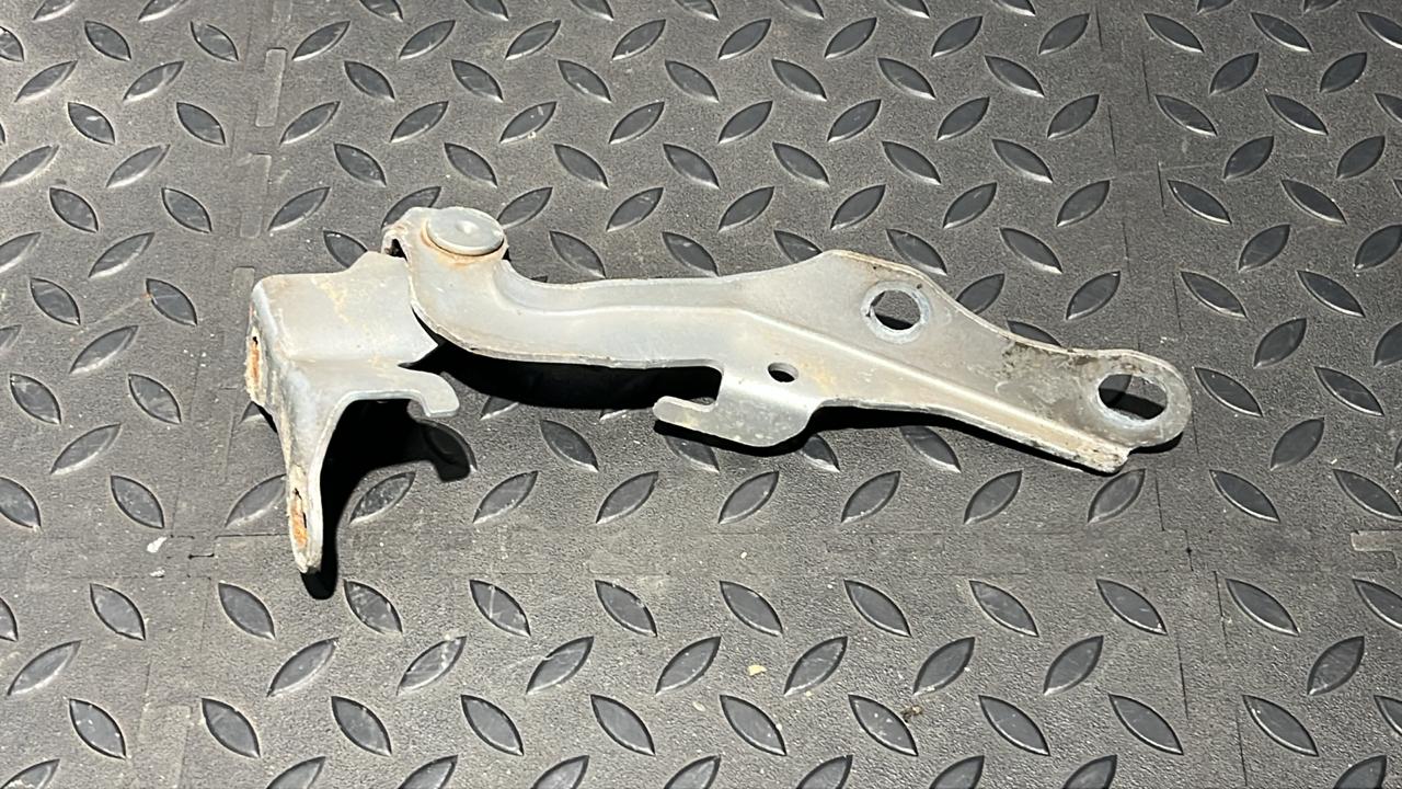 Петля капота левая Toyota Avensis/2 2003-2009
