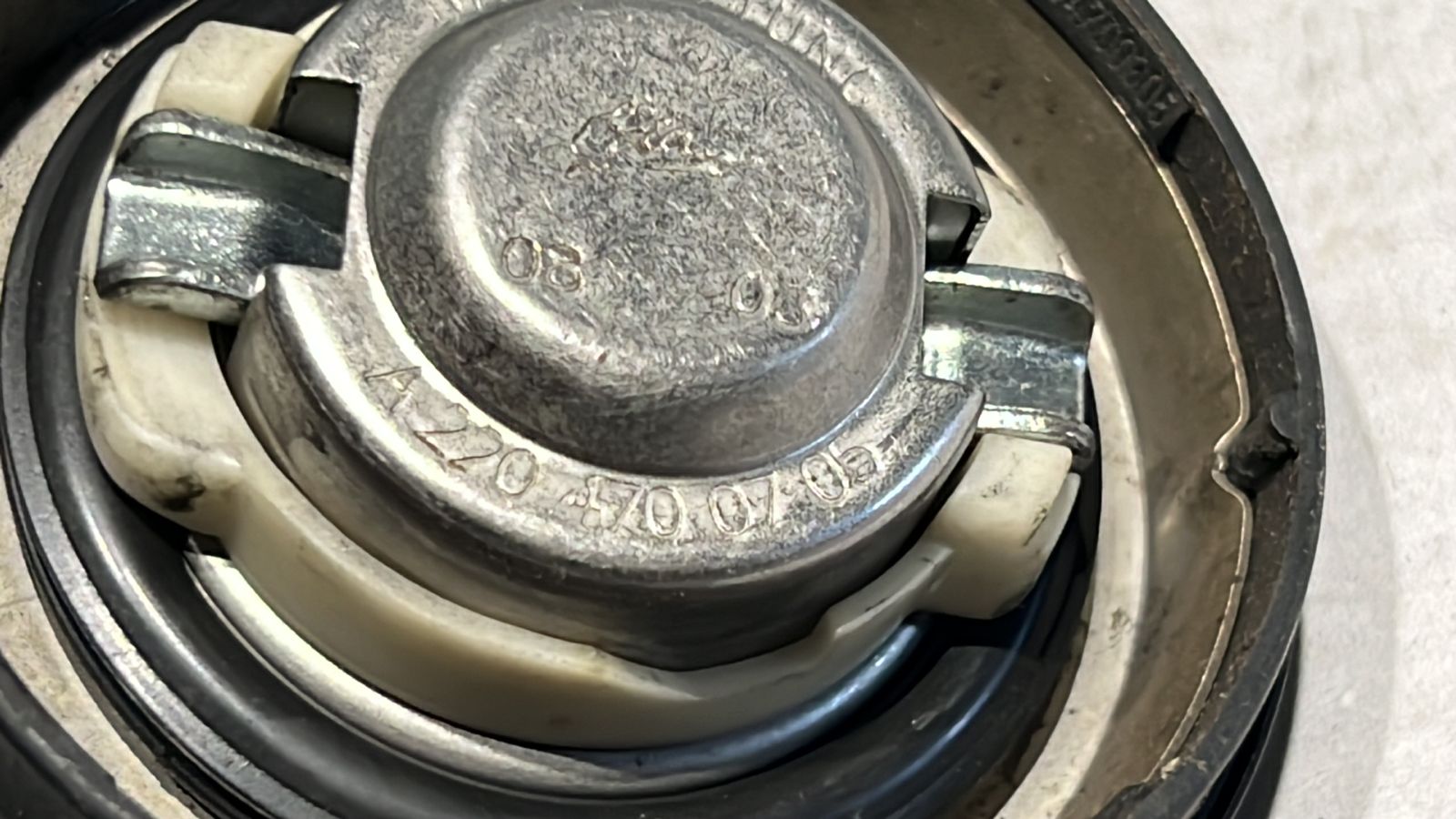 Крышка топливного бака Mercedes E/W211 2002-2009