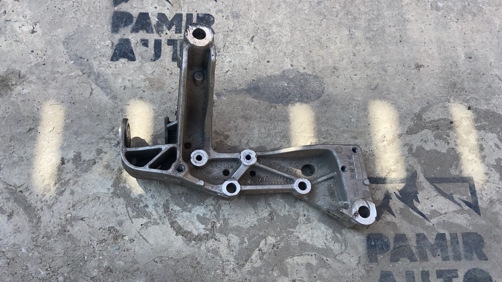 Кронштейн балки передний правый Volkswagen Golf/5 2003-2009