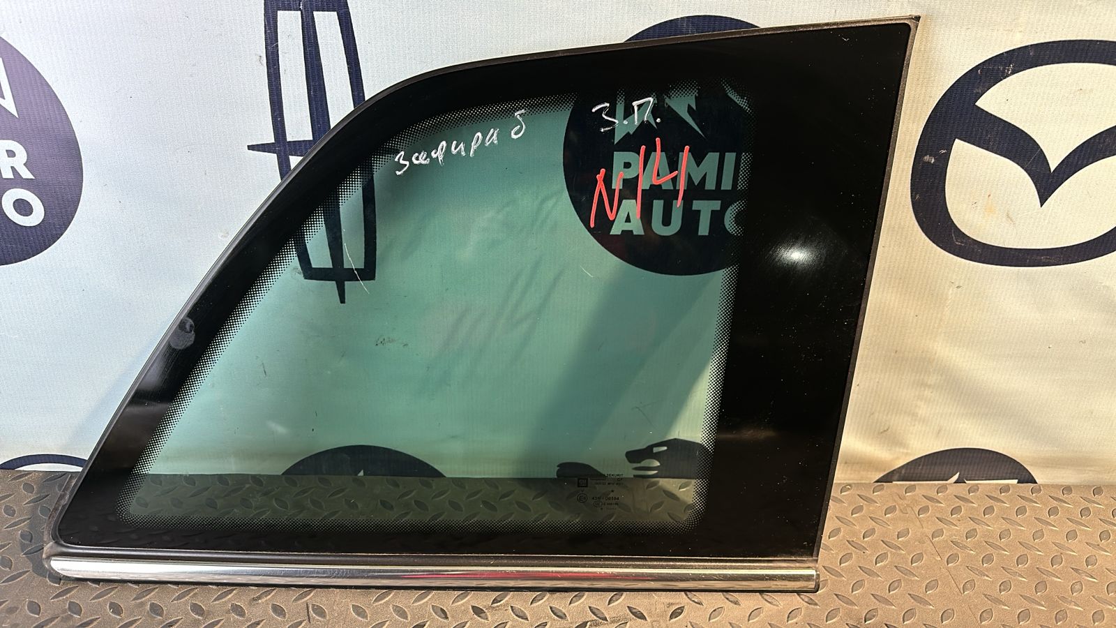 Стекло кузовное глухое заднее правое Opel Zafira/B 2005-2014