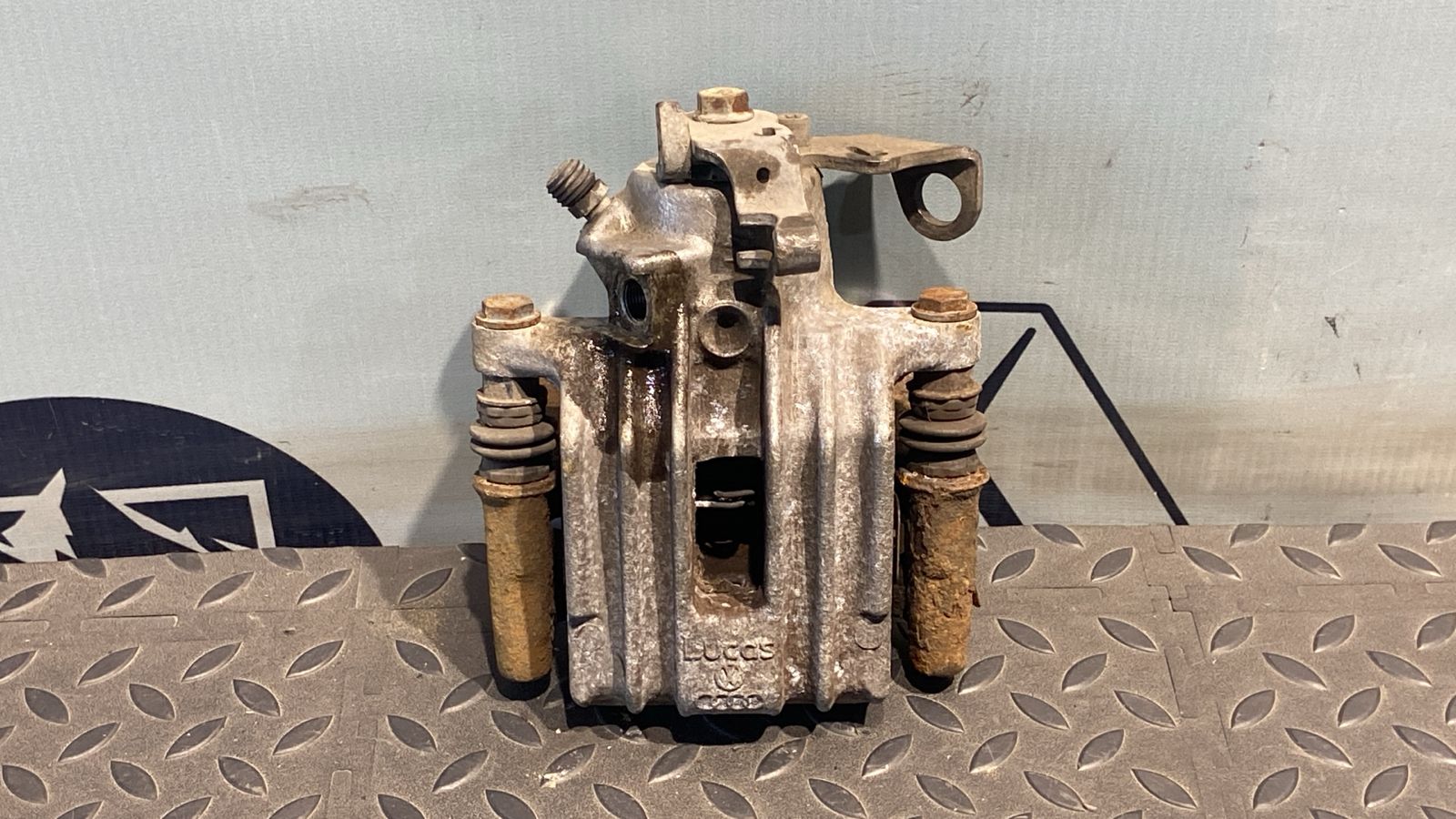 Суппорт задний левый Volkswagen Golf/4 1997-2006